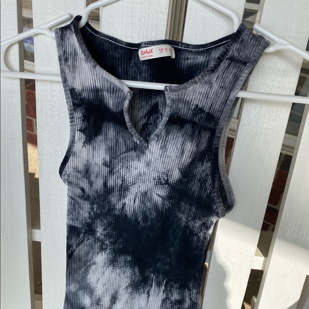 Tank top black and white medium stretchy material